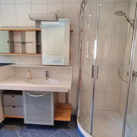 Grosszuegiges Mit Infrarotkabine In *
